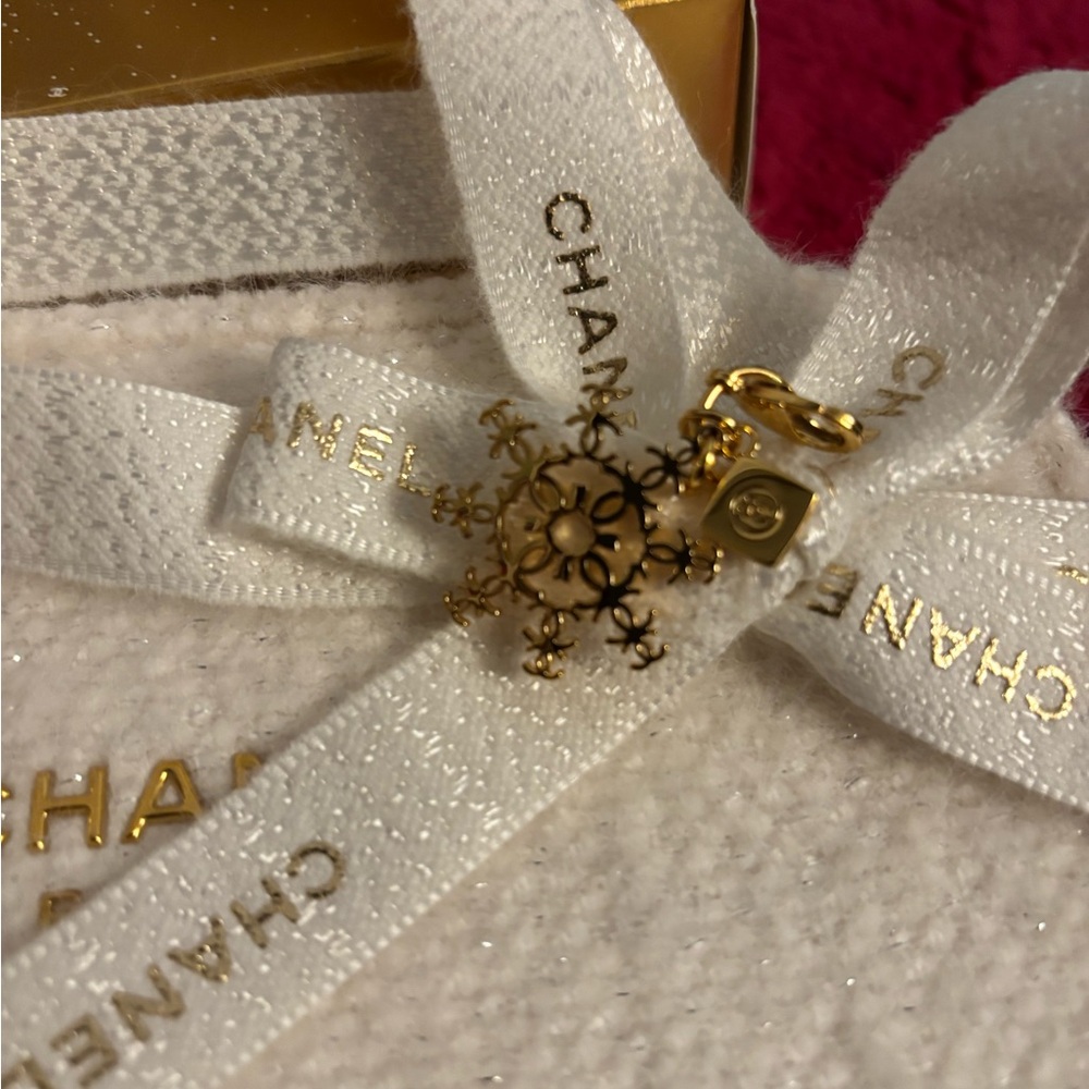 NEW Chanel BEAUTE GWP WHITE COSMETIC BAG 2 GOLD CC Charms **goldtone chain added - Picture 4 of 7
